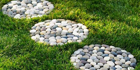 Jak vyrobit oblázkové cesty v zemi vlastníma rukama